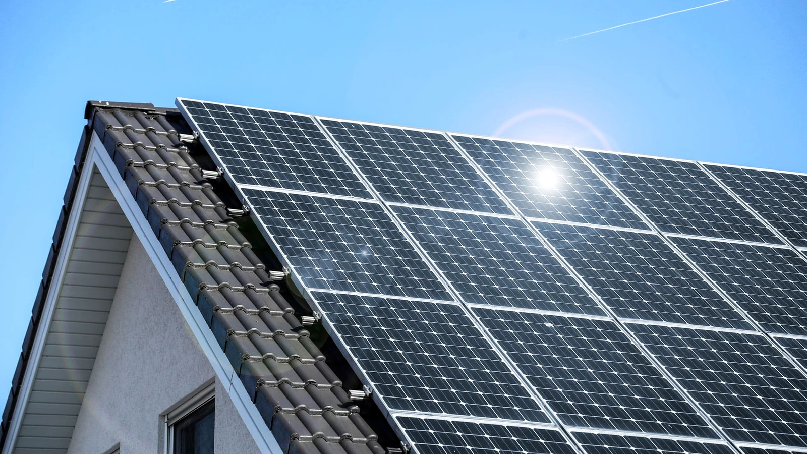 Konventionelle Aufdach Photovoltaikanlage auf Steildach in Bochum