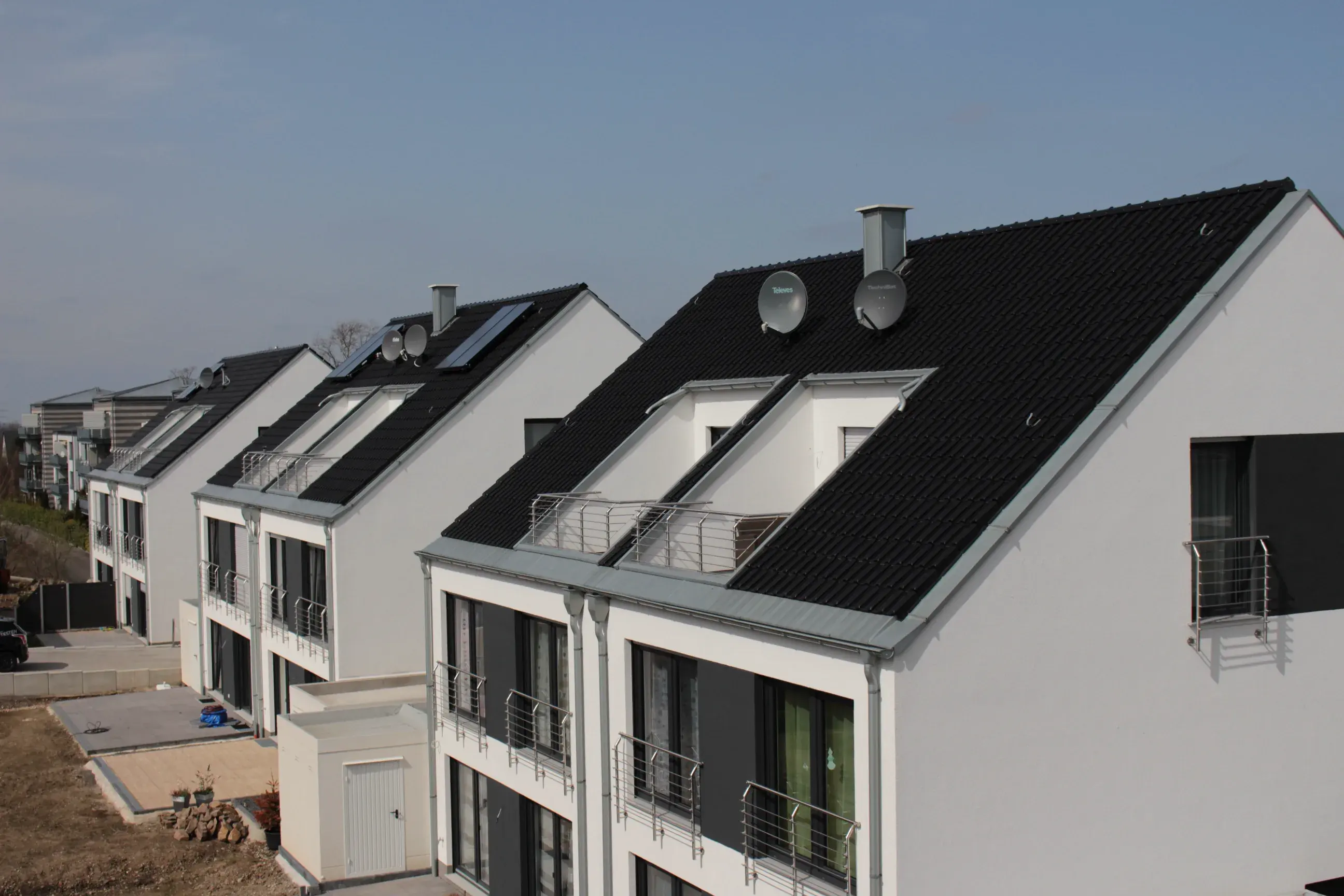 Neubaugebiet mit Steildächern und Tondachziegeln – Hattingen
