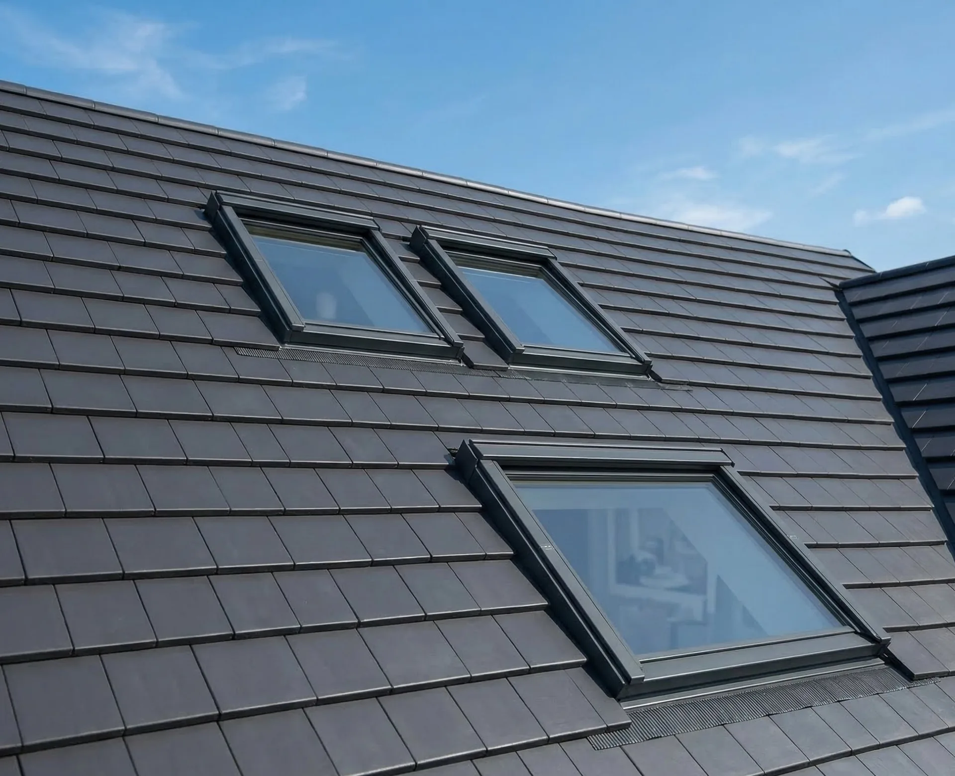 VELUX Dachfenster 3er-Kombination auf anthrazitem Steildach – Rex Bedachungs GmbH Bochum